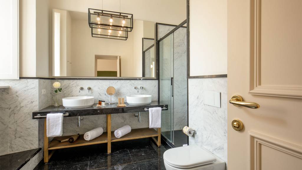 Spagna-Luxury-Rooms-Rome-Superior-King-Bathroom-Ebr