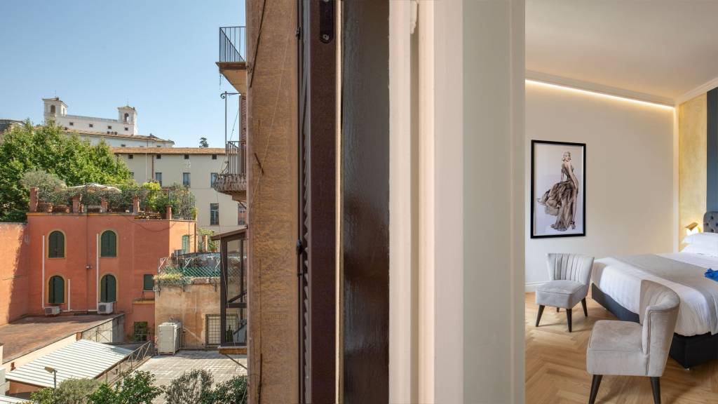 Spagna-Luxury-Rooms-Rome-Presidential-Suite-Bed-View-Ebr-1