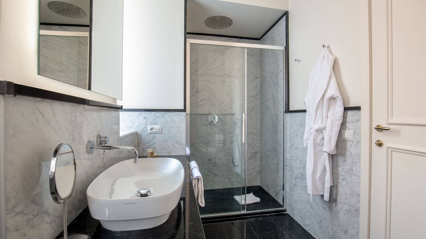 Spagna-Luxury-Rooms-Rome-Presidential-Suite-Bathroom
